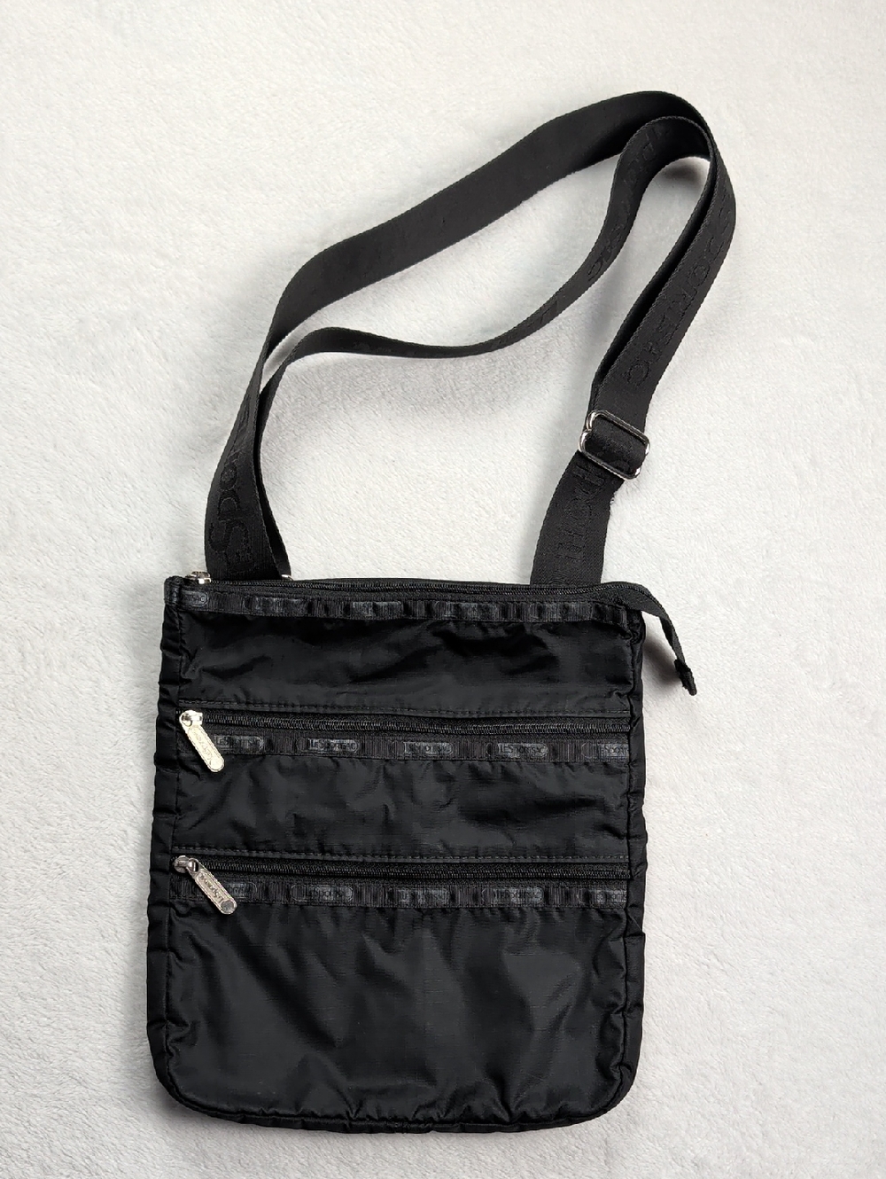 LeSportsac Kasey Crossbody Bag Vintage Y2K Black Nylon 3-Zip Travel Purse D2